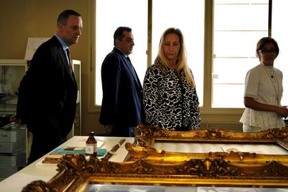 Manuel Adorni, Leonardo Cifelli y Karina Milei visitaron los talleres de restauración y conservación de la Secretaría de Cultura de la Nación en la Antigua Biblioteca Nacional