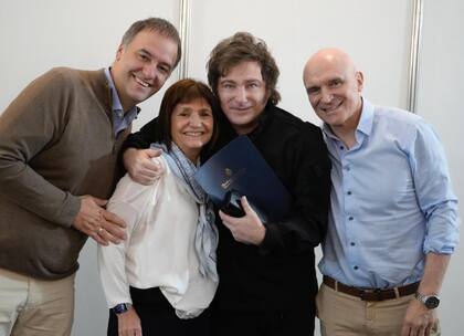 Manuel Adorni, Patricia Bullrich, Javier Milei y José Luis Espert, en Expoagro