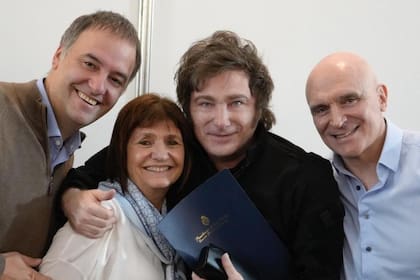 Manuel Adorni, Patricia Bullrich, Javier Milei y José Luis Espert.