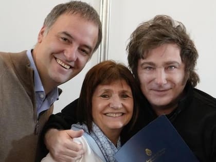 Manuel Adorni, Patricia Bullrich y Javier Milei, antes de la polémica por el patrimonio del funcionario