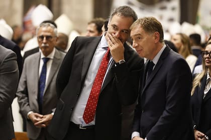 Manuel Adorni y Diego Santilli en la misa homenaje al papa Francisco a un año de su muerte