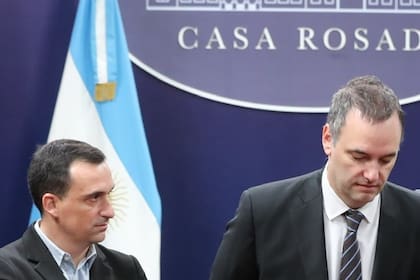 Manuel Adorni y Javier Lanari, la semana pasada tras la conferencia en la Casa Rosada