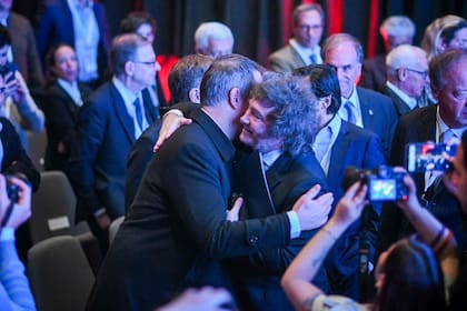 Manuel Adorni y Javier Milei en el evento de VALO en el Malba