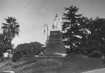 Manuel Alberti. Su monumento es obra de Lucio Correa Morales. Estuvo emplazado en 1910 en la plaza Barrancas de Belgrano. Hoy está ubicado en la plaza Alberti del barrio de Belgrano (Manuel Ugarte, O’Higgins, Franklin D. Roosevelt y Arcos).