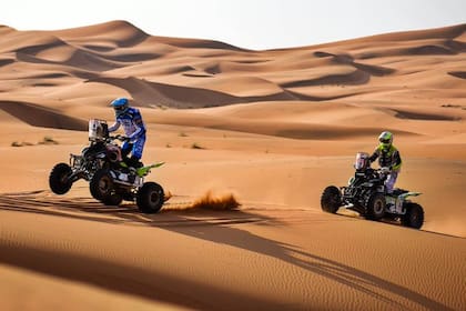 Manuel Andújar y Alexandre Giroud, en plena batalla por el primer lugar en el desierto de árabe