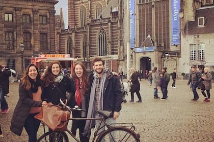 Manuel Butty y algunas de sus amistades en Ámsterdam