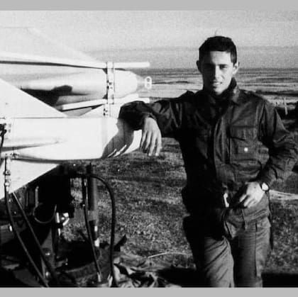 Manuel cansinos en Malvinas; esta foto fue tomada con su cámara de bolsillo y luego revelada por los ingleses y publicada en una revista del Museo de Guerra Imperial