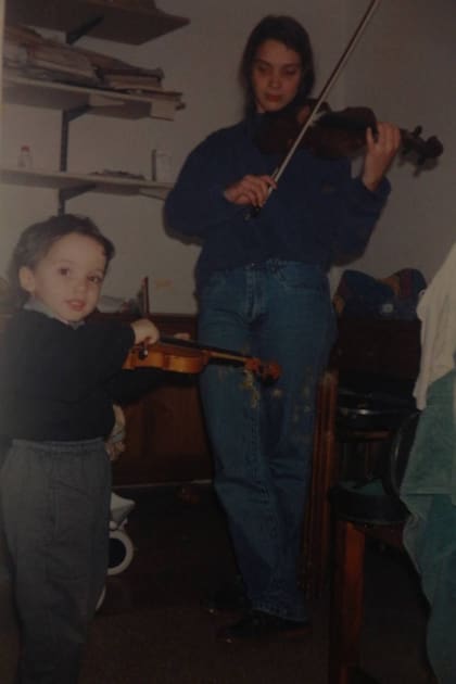 Manuel con su madre, en una estampa de los tiempos en los que Pamela escribía el cuaderno que ahora está en manos de su hijo