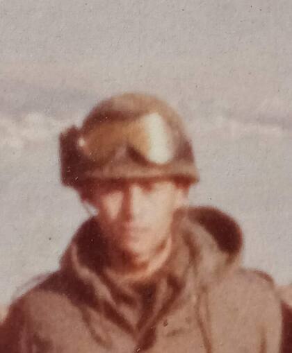Manuel en las islas Malvinas, en la zona del aeropuerto de Puerto Argentino