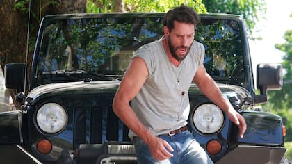 Manuel es sorprendido por un disparo