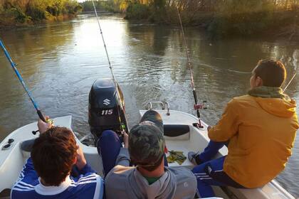 Manuel García (izquierda), Musto (centro) y Ruben, disfrutando del Paraná