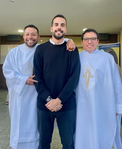 Manuel Gradin (en el medio) es el seminarista de 35 años que es furor en TikTok por sus canciones católicas