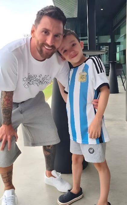Manuel junto a Lionel Messi, su idolo