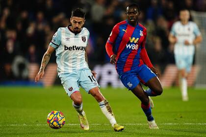 Manuel Lanzini con la camiseta de West Ham United, que hoy jugará con Arsenal por la Premier League.