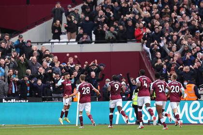 Un gol de Manuel Lanzini para el West Ham United celebrado con sus compañeros y el público; una imagen que ha dejado de ser frecuente en una Premier League plagada de suspensiones