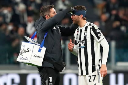 Manuel Locatelli es vendado luego de la patada que recibi de Lautaro Martnez en Juventus vs. Inter