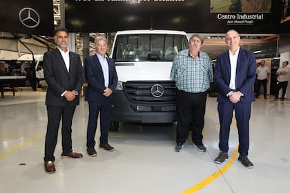 Manuel Mantilla, presidente y CEO de Mercedes-Benz Argentina; Daniel Herrero, presidente y CEO de Prestige Auto; Ricardo Pignanelli, secretario general del SMATA y Francesco Ciancia, responsable de la operación productiva a nivel mundial para Vans en Mercedes-Benz, en febrero, luego del anuncio de la venta de la compañía