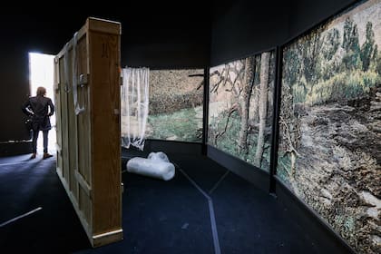 Manuel Mendanha observa el operativo para trasladar los 15 paneles que conforman "Argentina (Paisajes)"