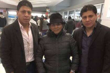 Manuel Minchala junto a su madre y uno de sus hermanos (Foto: Facebook Manuel Minchala)