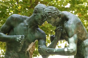 Una escultura a pedido, un comprador arrepentido y el derrotero de la obra que concluyó en un jardín de Belgrano