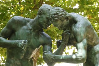 Una escultura a pedido, un comprador arrepentido y el derrotero de la obra que concluyó en un jardín de Belgrano