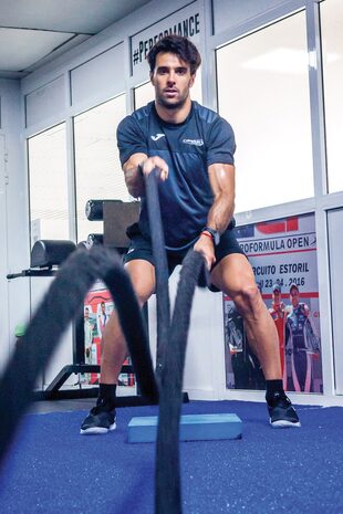 Manuel, muy concentrado durante el entrenamiento con la cuerda de batalla o battle rope.