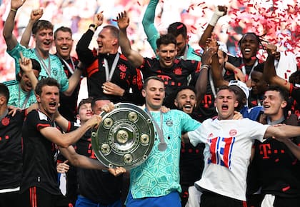 Manuel Neuer (capitán)  y Thomas Müller encabezan la celebración del título de Bayern, su número 33 en la historia de la Bundesliga