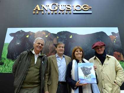 Manuel Olarra, vicepresidente de Angus; Pablo Torello, diputado nacional del PRO; Patricia Bullrich, presidenta de PRO, y Alfonso Bustillo, presidente de Angus