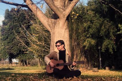 MANUEL ONÍS (46). @manuelonis Barrio: Nuñez, pero estoy pasando la cuarentena en un campo a 30 km de Alberti. ¿Qué te inspiró la cuarentena? “Estoy componiendo y grabando las canciones que formarán parte de mi tercer disco. En septiembre sale el primer single”.