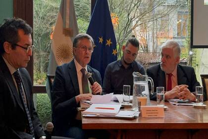Manuel Otero, director general del IICA, y Fernando Vilella, secretario de Agricultura, en la Embajada Argentina ante la UE, en Bruselas