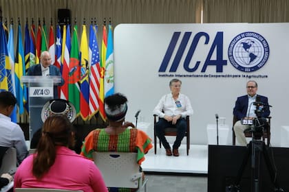 Manuel Otero, director general del IICA, y Lloyd Day, subdirector del IICA