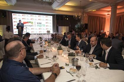 Manuel Passaglia, Omar Perotti, Manuel Calvo, Fernán Saguier, Jorge Rendo y Luis Betnaza, en la mesa central de la cena de Expoagro
