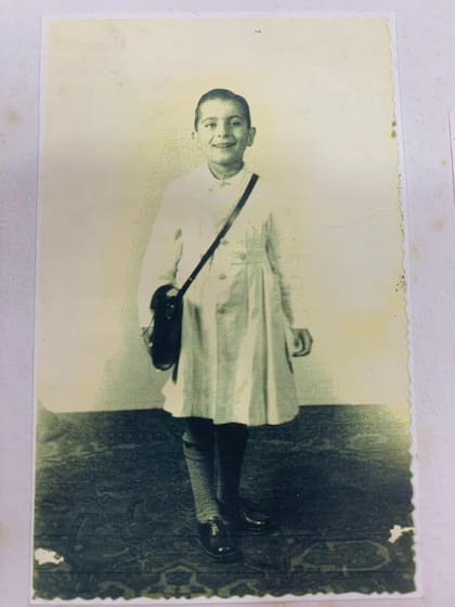 Manuel Puig de niño, en General Villegas, con el delantal de la escuela primaria, donde todos lo llamaban Coco [Gentileza del Centro de Historia Regional de la Biblioteca Pública Municipal de General Villegas].