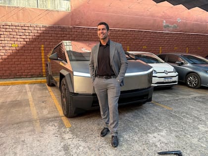 Manuel Quintar, diputado de La Libertad Avanza, posa junto con su auto Tesla