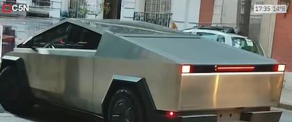 Manuel Quintar fue al Congreso en una camioneta Tesla