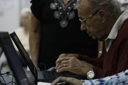 Manuel Rey aprende a usar una computadora en un centro de capacitación
