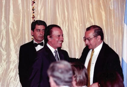 Manuel Rocha, con Carlos Menem, en 1999