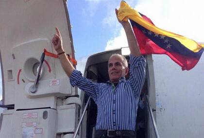 Manuel Rosales, al abordar el vuelo de Aruba a Maracaibo