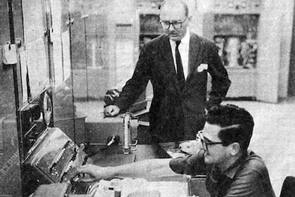 Manuel Sadosky en el Instituto de Cálculo trabajando con la computadora Clementina, junto a su colega Juan Carlos Angio