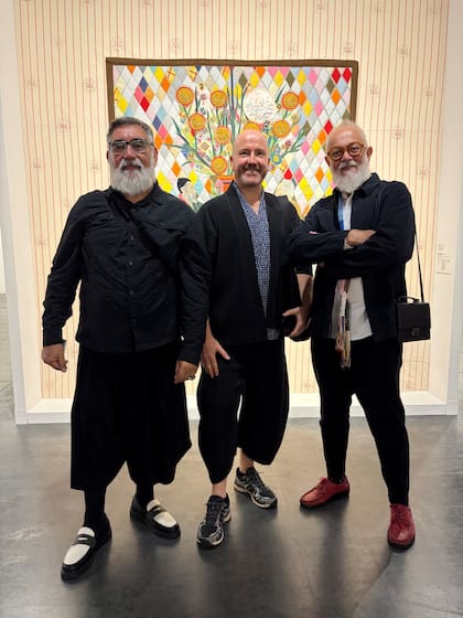 Manuel Segade con Chiachio & Giannone en el stand de Ruth Benzacar