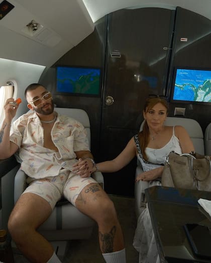 Manuel Turizo junto a su mamá Diana Marcela Zapata en pleno vuelo hacia Colombia
