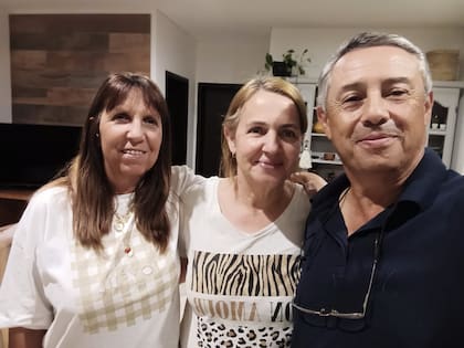 Manuel y sui esposa Elisabet (al centro), junto a Pía