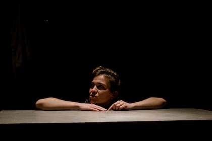 Manuela Amosa, autora y protagonista de La niña vergüenza, vuelve a su casa de la infancia en este unipersonal