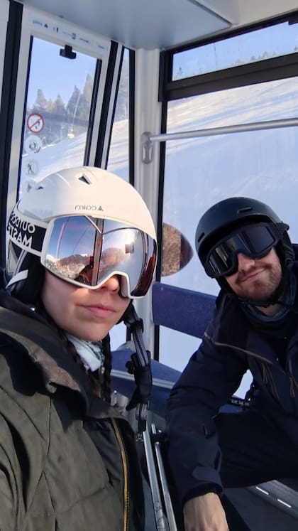Manuela Bustos y Julián Roig salen a esquiar en su día libre, también llamado "de fiesta"
