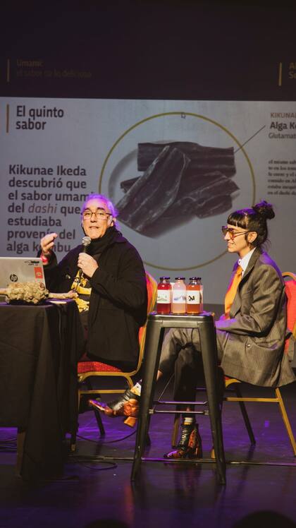 Manuela Donnet y Alejandro Sequeira, fotógrafo e investigador que publicó más de una docena de libros dedicados al mundo fungi y las especies silvestres.