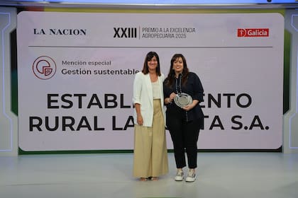 Manuela Fuertes, gerenta de Ventas Multiplataforma de LA NACION, entregó el reconocimiento a Vanina Zaccardi, gerenta de Gestión de Establecimiento Rural La Rosita