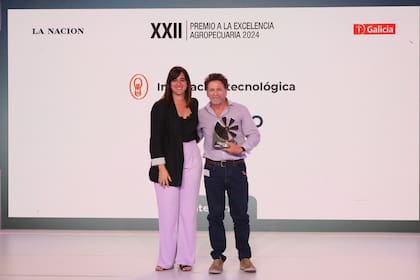 Manuela Fuertes, gerenta de Ventas Multiplataforma de LA NACION, y Andrés Wigdorovitz, director científico de Bioinnovo: Mejor Innovación Tecnológica