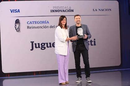 Manuela Fuertes, gerente de Ventas Multiplataforma de LA NACION y  Gabriel Dimare, Director Comercial de Juguetes Rasti
