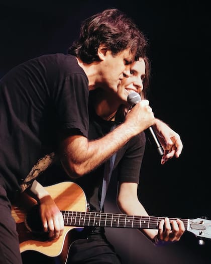 Manuela Martínez canta con su papá desde hace años, pero en los shows del Ópera la hija del cantante tuvo su propio set.