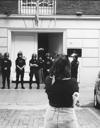 Manuela Ponz, en la puerta del Ministerio de Seguridad, cuando pidió ver a Patricia Bullrich